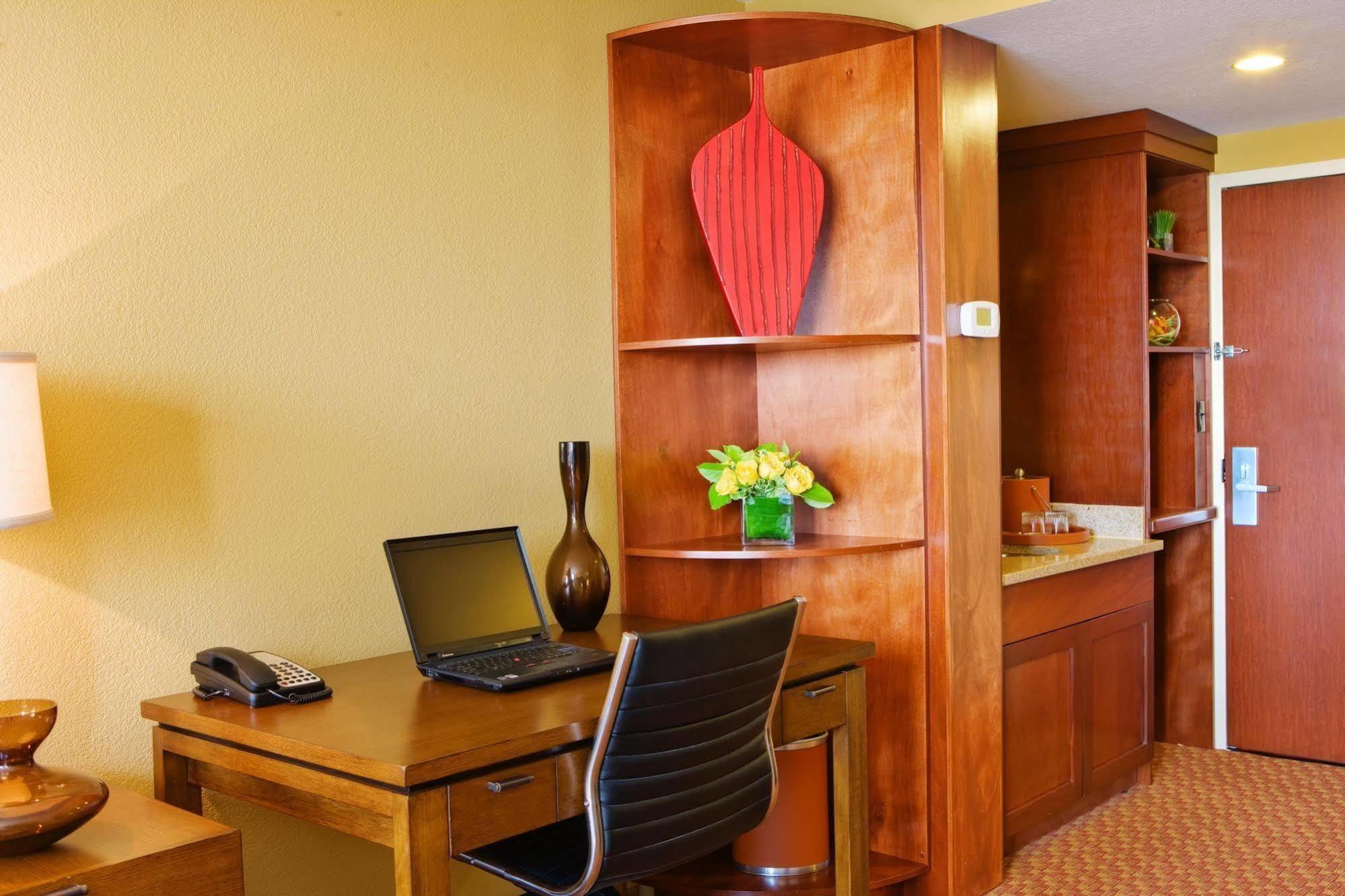 Hotel Courtyard By Marriott Boston Logan Airport Extérieur photo